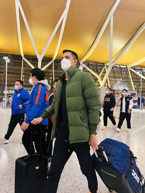接受媒体访问时，古天乐开玩笑称：;等了十八年终于可以‘打’宣萱了！在先前发布的海报和预告中，清晰地展现了姐姐所面对的困境在父母意外离世后，自己规划好的人生与年幼弟弟抚养问题之间的矛盾与纠结，在外界不断对她展开道德游说的同时，她会如何抉择？这样现实戳心的故事也引发了观众的热切讨论：;往前一步是未来，往后一步是难捱，姐姐面对的难题太难了，她怎么选我都能理解！在现场，Papi一身黑白条纹的衣服，显得十分素雅与大方，惊艳到了在场粉丝